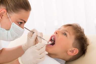 Diş hekimi diş çocuk hastanın incelenmesi