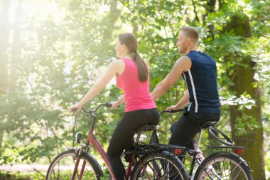 Genç çift sürme bisikletler