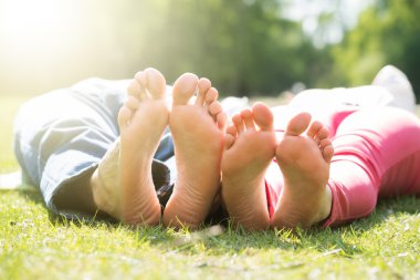 Çimenlerde yatan çift