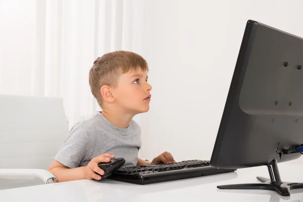 Niño usando computadora — Foto de Stock