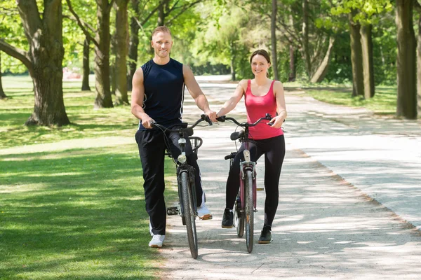 Счастливая пара встает с велосипедов — стоковое фото