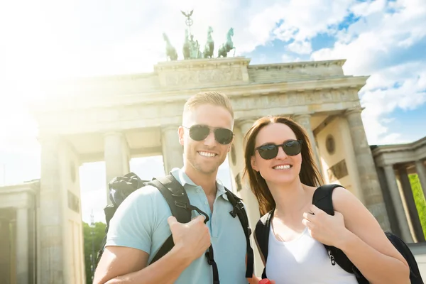 Glückliches junges Paar — Stockfoto