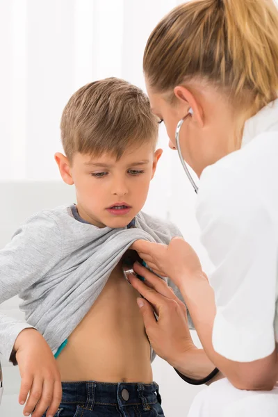 Médico Examinando Menino Na Clínica — Fotografia de Stock