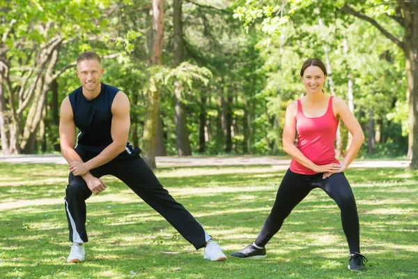 Athletic par gör övning — Stockfoto