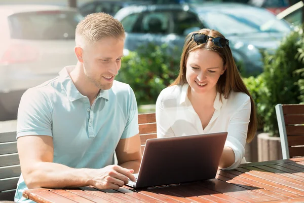 Jeune couple utilisant un ordinateur portable — Photo