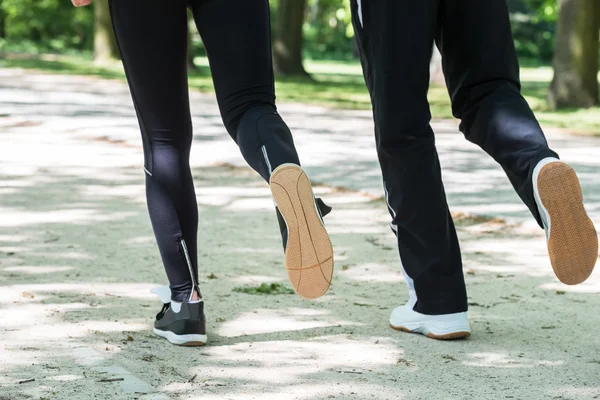 Paar joggen in het park — Stockfoto