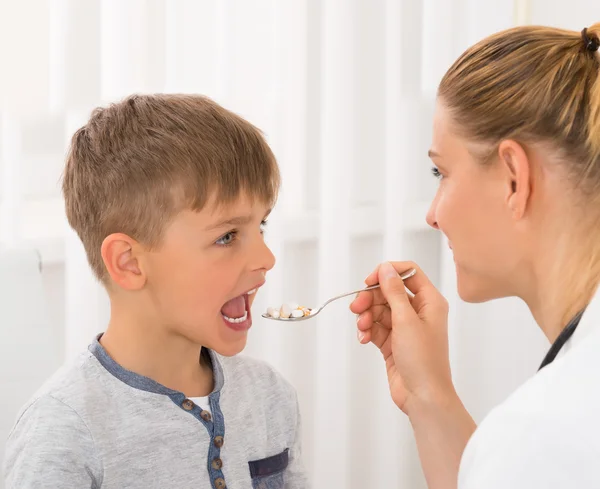 Dokter Memberikan Obat untuk Anak laki-laki — Stok Foto