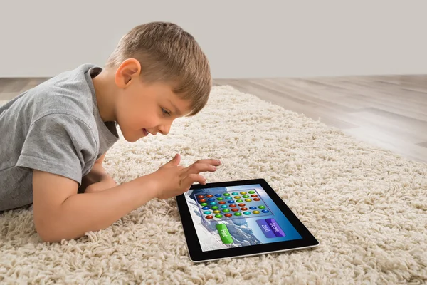 Счастливый мальчик играет в цифровую игру — стоковое фото