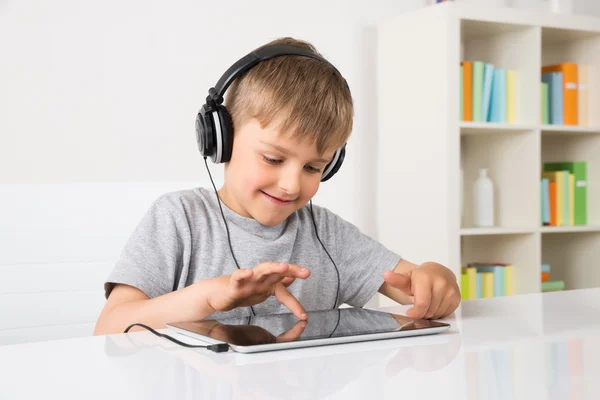Çocuk müzik dinleme dijital Tablet — Stok fotoğraf