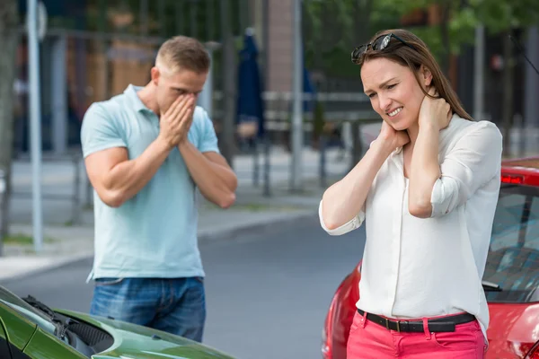 Kvinnan blir sårad efter bilen kollision — Stockfoto