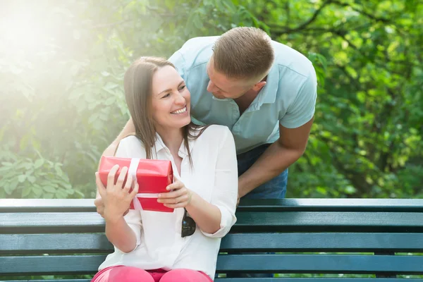 Homme donnant un cadeau à sa femme — Photo