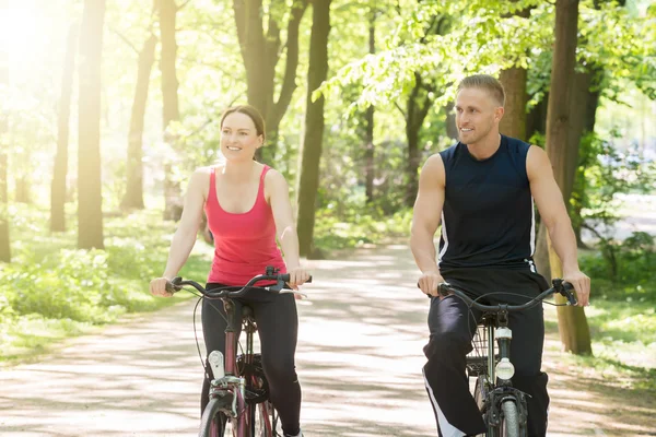 Jeune couple à vélo — Photo