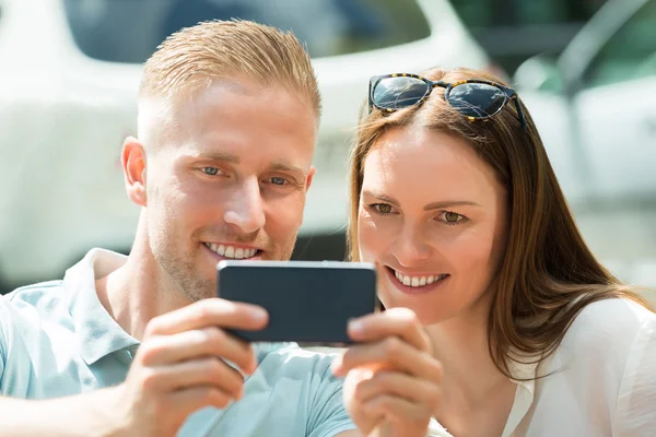 Paret tar bild med mobiltelefon — Stockfoto