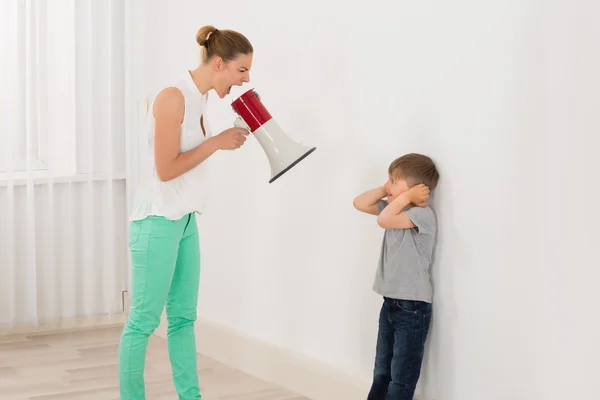 Mutter schreit ihren Sohn an — Stockfoto