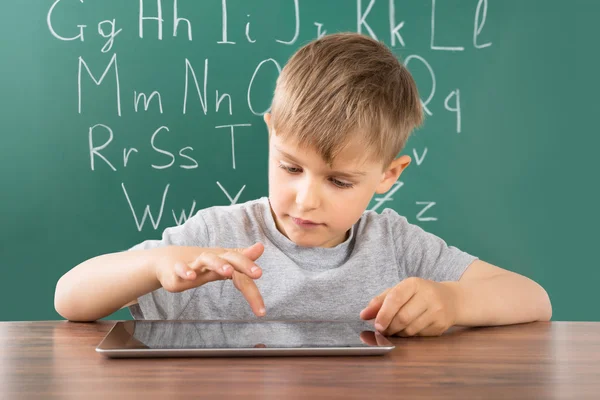 Niño usando tableta digital en la escuela —  Fotos de Stock