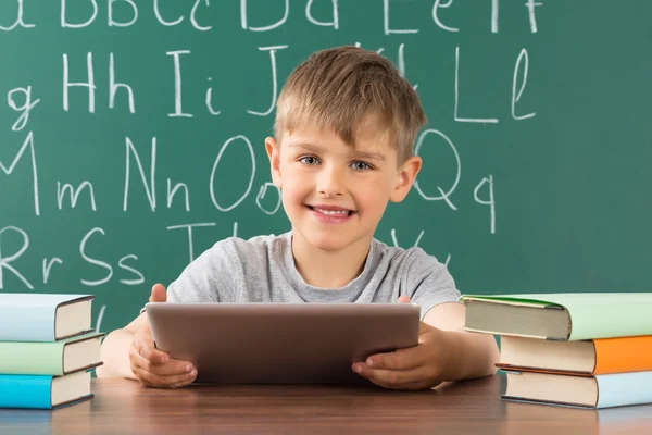 Gelukkige jongen houdt van digitale Tablet — Stockfoto