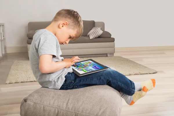 Мальчик смотрит на цифровой планшет — стоковое фото