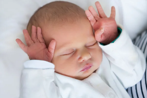 Carino piccolo bambino che dorme — Foto Stock