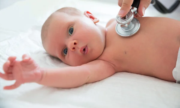 Pediatrician Examining Baby — Stock Photo, Image