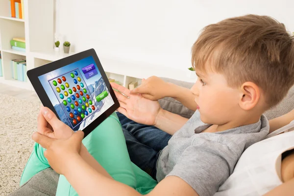Klein kind spel op digitale Tablet — Stockfoto