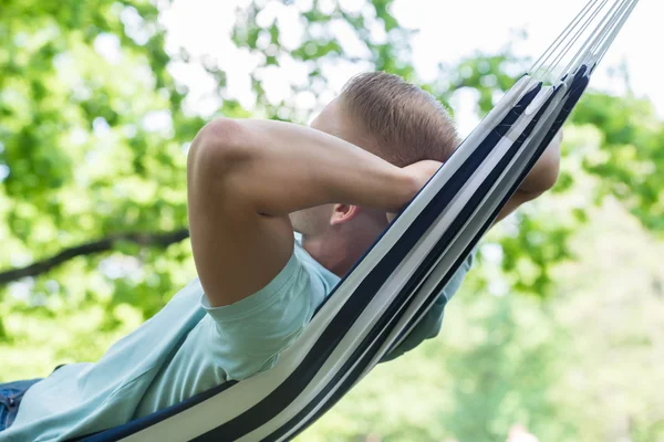 Homem relaxante em rede — Fotografia de Stock