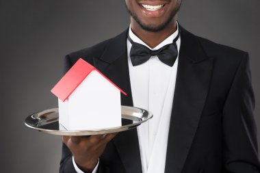 Ev modeli içinde tepsi tutarak garson