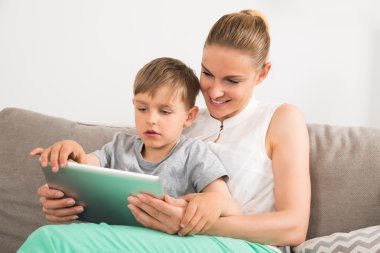 Anne ve oğlu dijital Tablet arıyorsunuz