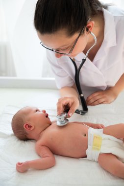 Doktor muayene bebek kız