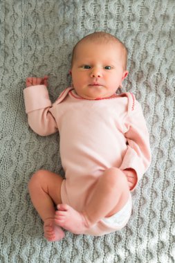 Bebek yatakta yatıyor.