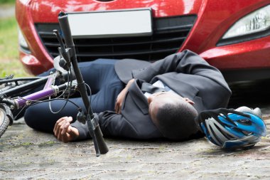 Kazadan sonra sokağa yalan bisikletçi