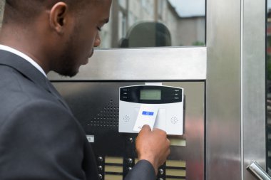 Kapıyı açmak için Keycard kullanarak iş adamı