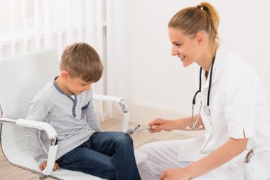 Doktor diz refleksi çocuk hasta üzerinde kontrol