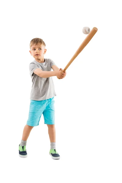 Мальчик играет в бейсбол — стоковое фото