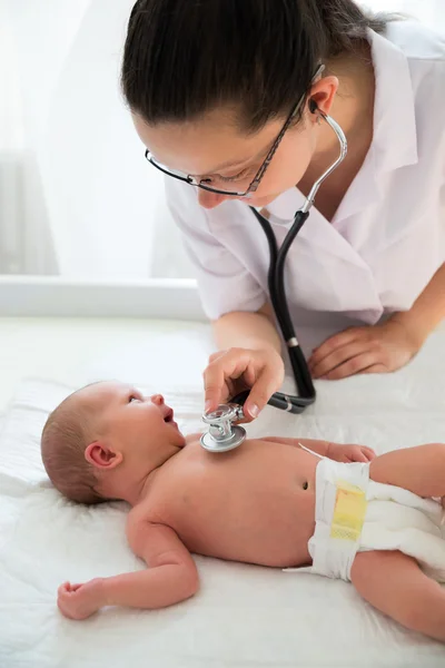 Médecin examinant bébé fille — Photo