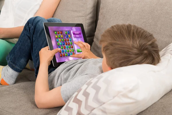 Çocuk oyun oynarken dijital Tablet ile — Stok fotoğraf