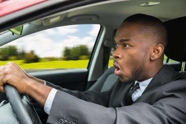 Choqué homme d'affaires voiture de conduite — Photo