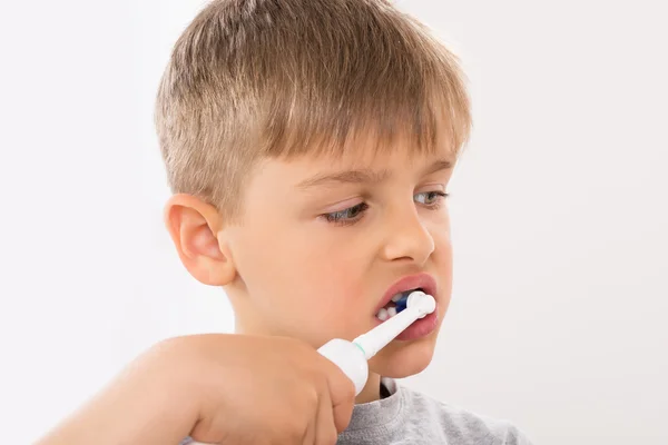 Крупним планом Хлопчик чистити зуби — стокове фото