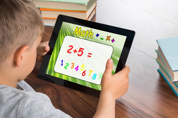 Jongen oplossen van wiskundige probleem op digitaal Tablet — Stockfoto