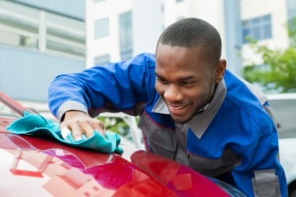 Homme travailleur nettoyage voiture — Photo