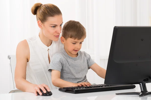 Matka a syn pomocí počítače — Stock fotografie