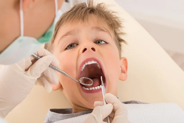 Dentista Mão Examinando Dentes de Paciente Infantil — Fotografia de Stock