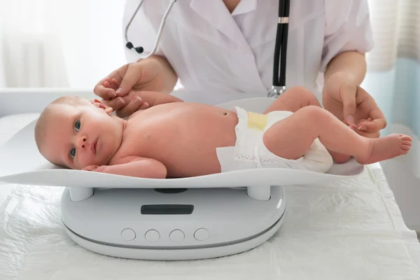 Docteur vérifiant le poids du bébé — Photo