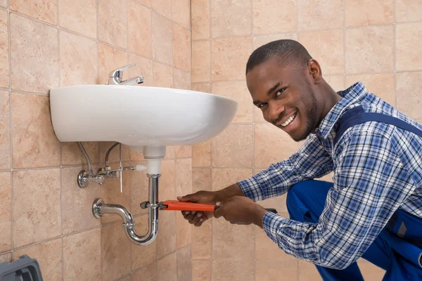Plombier de réparation évier dans la salle de bain — Photo