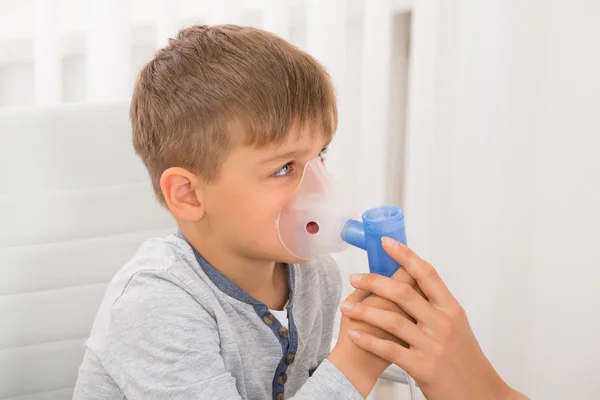 Хлопчик вдихає кисневу маску — стокове фото