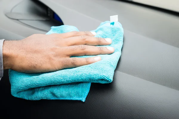 Manos de persona limpieza interior del coche — Foto de Stock