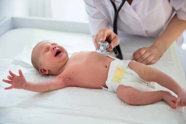 Médico Ouvindo Batimento do Coração do Bebê — Fotografia de Stock