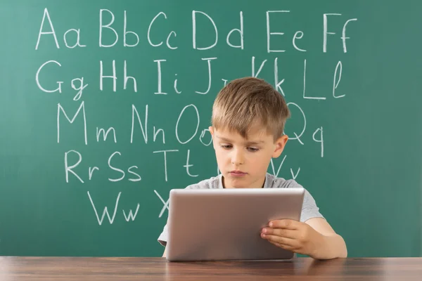 Chłopiec przy użyciu cyfrowego tabletu w szkole — Zdjęcie stockowe