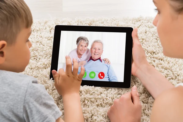 Moeder en zoon videoconferentie op digitale Tablet — Stockfoto