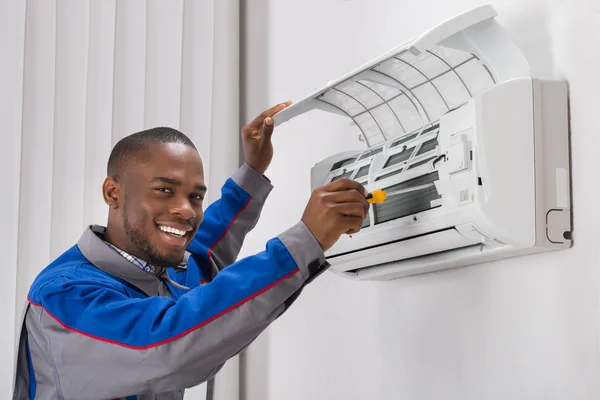 Technicien réparateur d'air conditionné — Photo