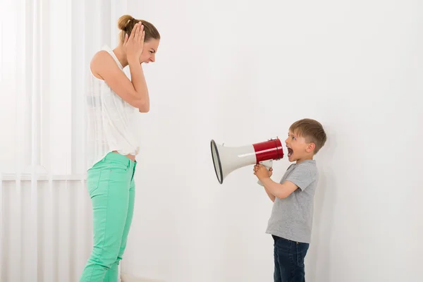 Menino gritando com sua mãe — Fotografia de Stock